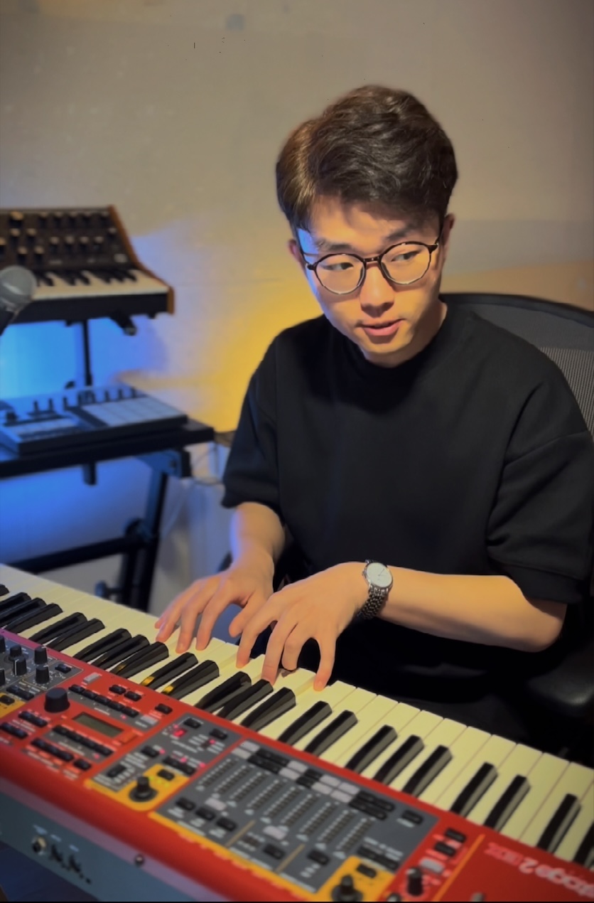 aaronl.keys 在工作室演奏键盘